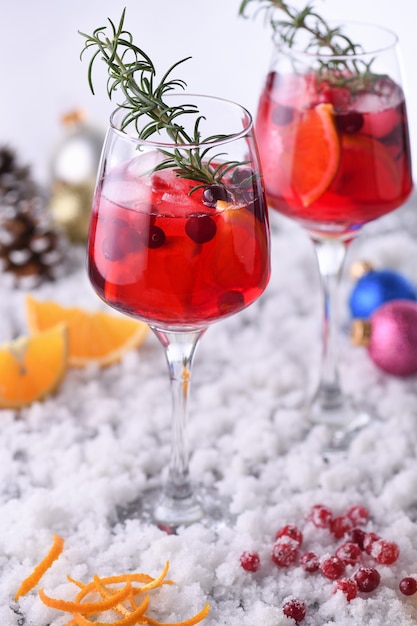 Cocktail Margarita met veenbessen, sinaasappel en rozemarijn. Een perfecte cocktail voor een kerstfeest