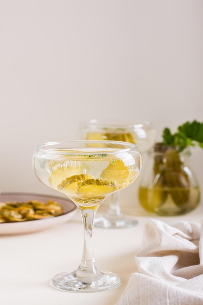 Cocktail met augurken in glazen op tafel Zelfgemaakte drankjes Verticale weergave