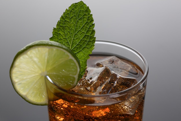 Cocktail met cola en mint