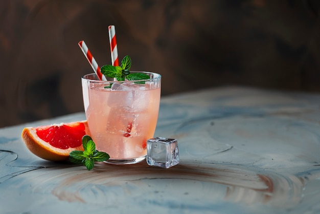 Cocktail met grapefruit en munt