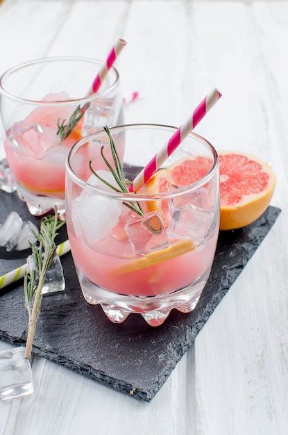 Cocktail met grapefruit slice op een houten tafel