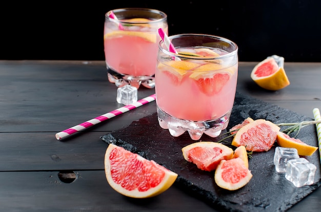 Cocktail met grapefruit slice op een houten tafel