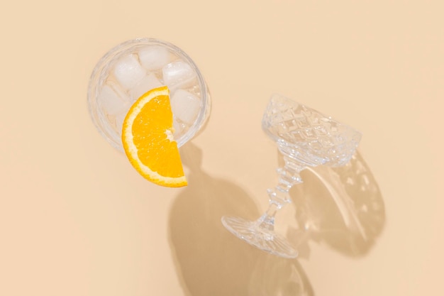 Cocktail met ijsschijfje sinaasappel in een glas op een beige achtergrond Bovenaanzicht plat lag