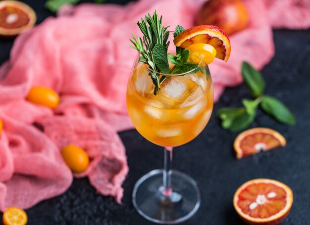 Cocktail met jus d'orange en ijsblokjes. Glas oranje frisdrank