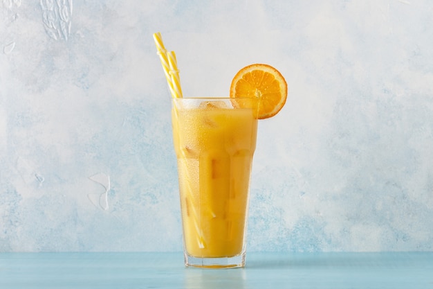 Cocktail met jus d'orange en ijsblokjes, selectieve aandacht.