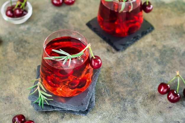 Cocktail met kersenrozemarijn en ijs in glazen op tafel Huisgemaakte mocktails