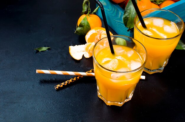 Cocktail met mandarijnen, sap en ijs
