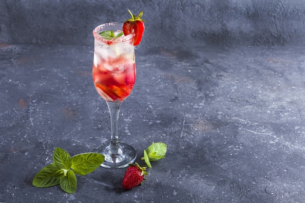 Cocktail met mousserende wijn, aardbei in een champagneglas