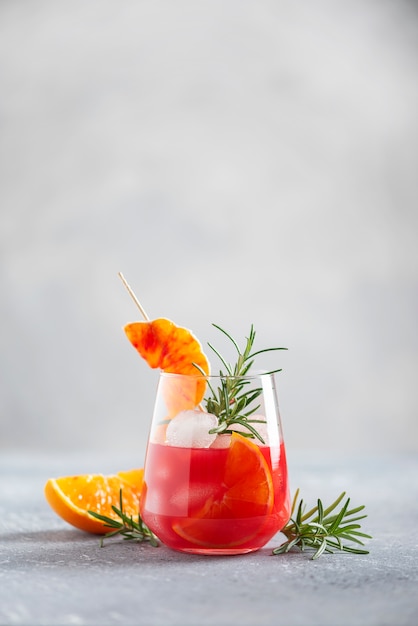 Cocktail met rode sinaasappelen