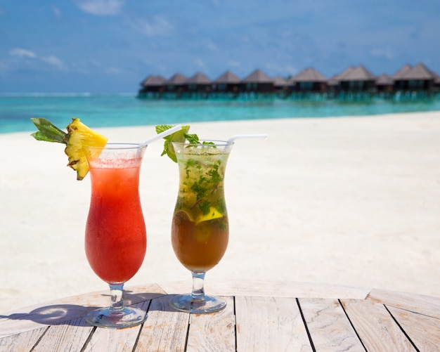 Cocktail met vervagen strand