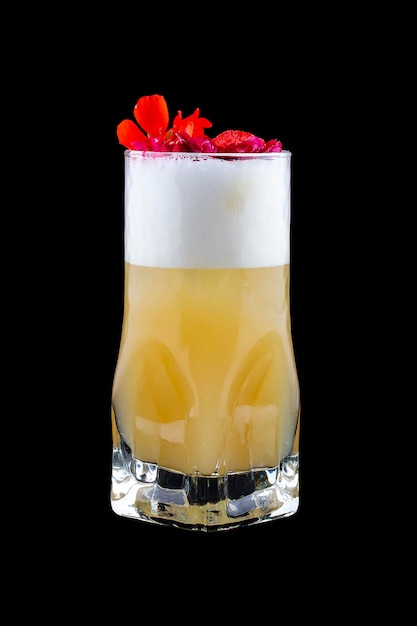 Cocktail met whisky en ananassap op een donkere geïsoleerde achtergrond