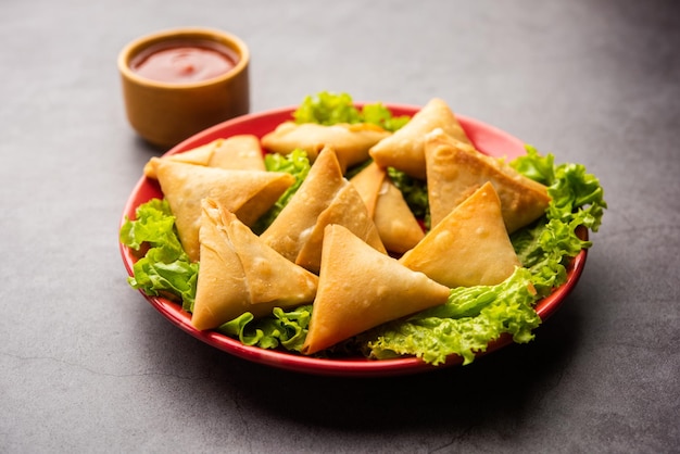 Cocktail mini driehoek samosa gemaakt met patti of strip, populaire zelfgemaakte snack uit India