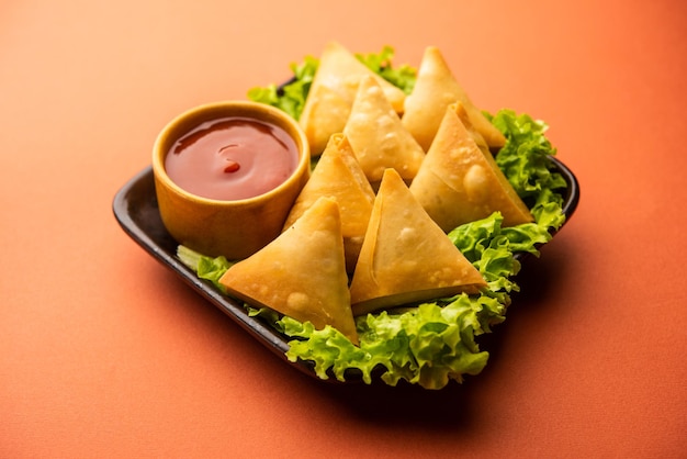 Cocktail mini triangolo samosa realizzato con patti o strip, popolare snack fatto in casa dall'india