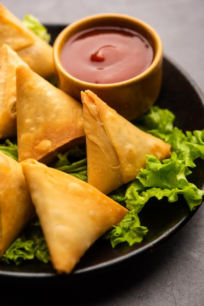 Cocktail mini triangolo samosa realizzato con patti o strip, popolare snack fatto in casa dall'india