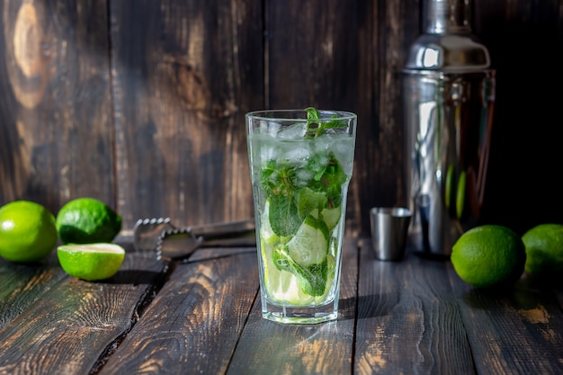 Cocktail mojito met limoen, munt en ijs. Recept. Alcohol. Zomer drankje.