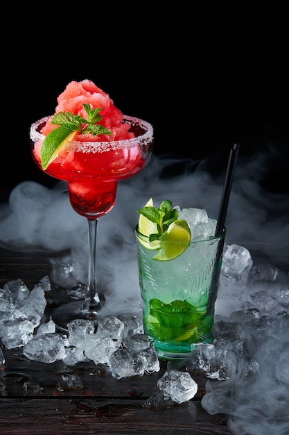 Cocktail op houten tafel met rook
