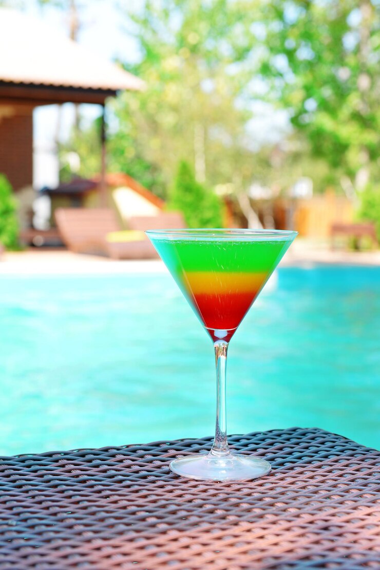 Photo cocktail on swimming pool background