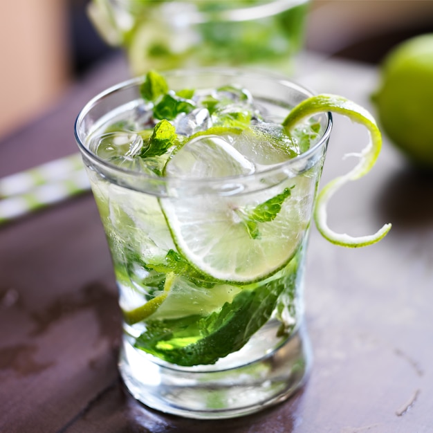 Cocktail - twee koude mojito's op houten tafelblad