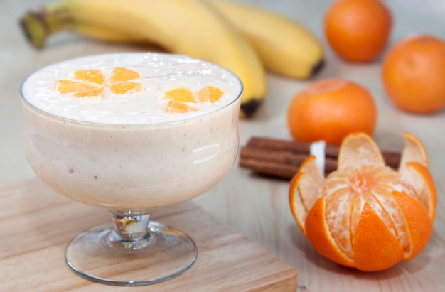 Cocktail van banaan met mandarijnen en yoghurt