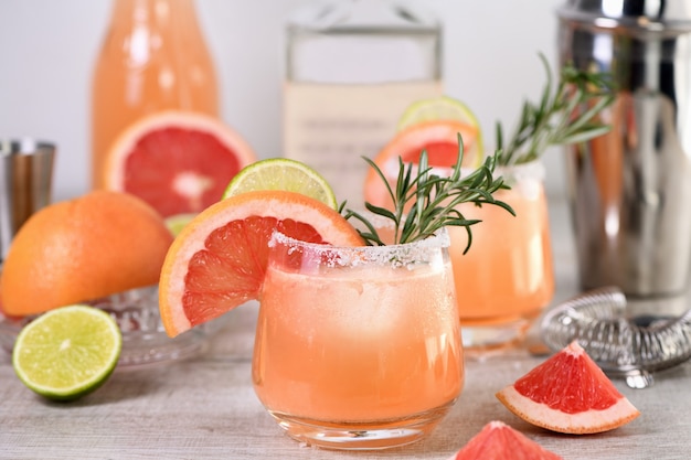 Cocktail verse limoen en rozemarijn gecombineerd met vers grapefruitsap en tequila