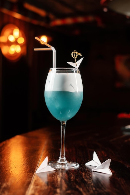 Cocktail versierd met papieren vliegtuigjes in een bar