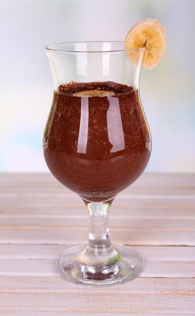 Foto cocktail con banana e cioccolato sul tavolo su sfondo chiaro