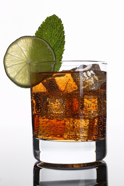 Cocktail con cola e menta