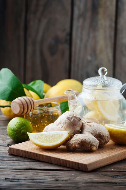 Photo cocktail with ginger, lemon and honey on the wooden table