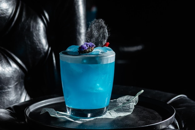 Photo cocktail with ice on a dark background bar