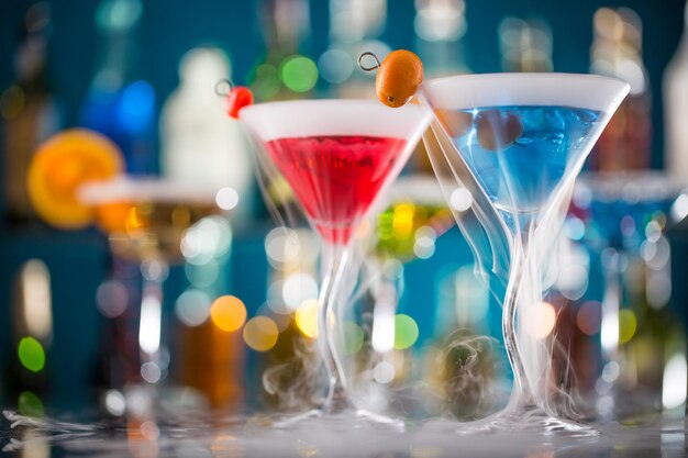 Photo cocktail with ice vapor on bar desk closeup