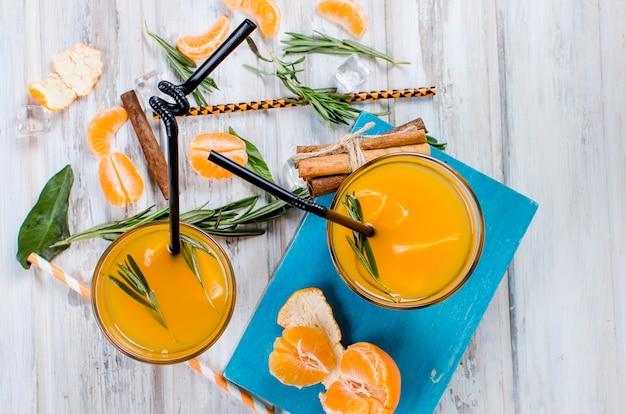 Photo cocktail with tangerines, juice and ice