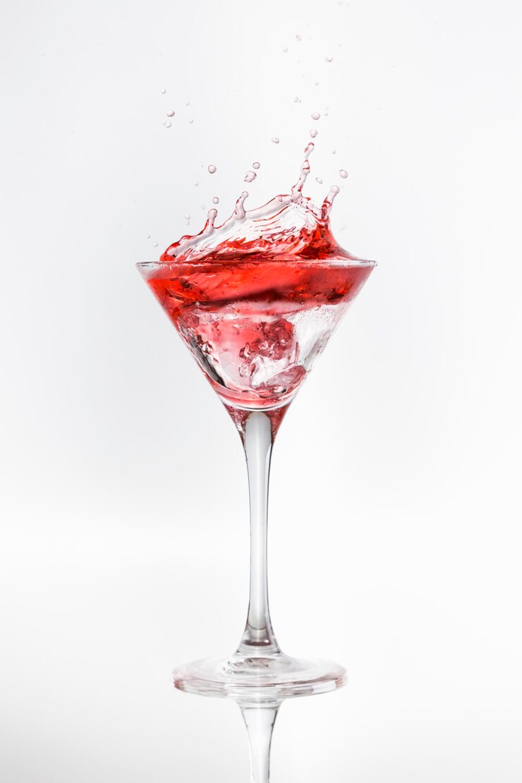Cocktailglas met een rode vloeistof, die lijkt te koken