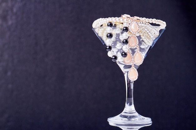 Cocktailglas vol parels en sieraden