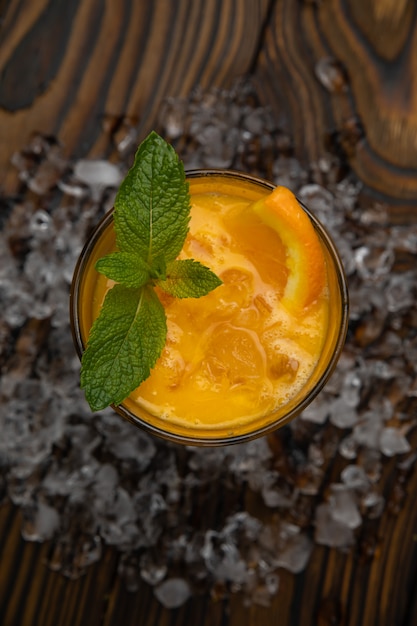 Cocktailjus d'orange met munt en ijs rustieke houten lijst