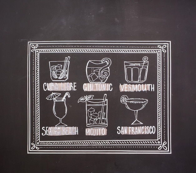 Icone di cocktail doodle disegnato sulla lavagna