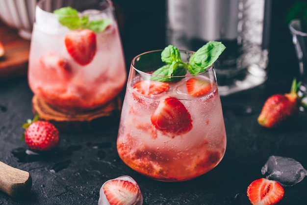 Cocktails met aardbeien gin en tonic