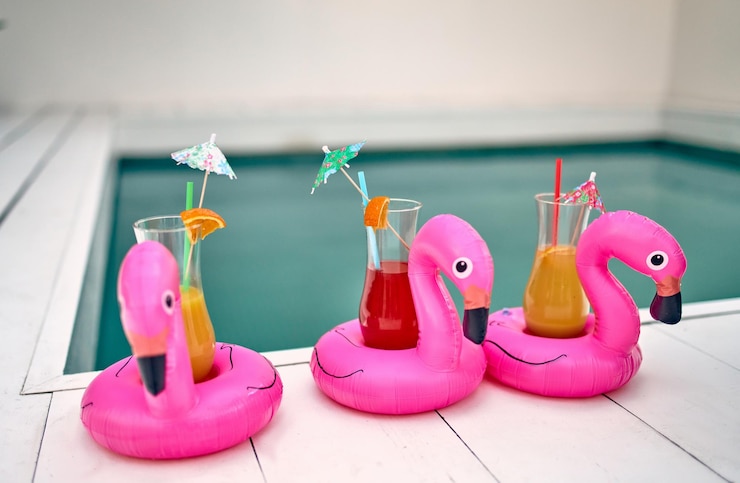 Photo cocktails near swimming pool