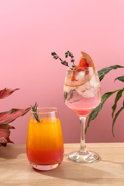 Cocktails Paloma en Tequila Sunrise Verfrissende zomercocktails met ijs en tijm