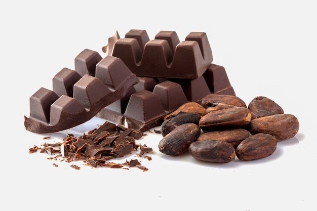 Cacao e cioccolato su uno sfondo bianco.