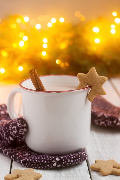 Foto cacao o cioccolata calda con cannella e pan di zenzero con decorazioni natalizie