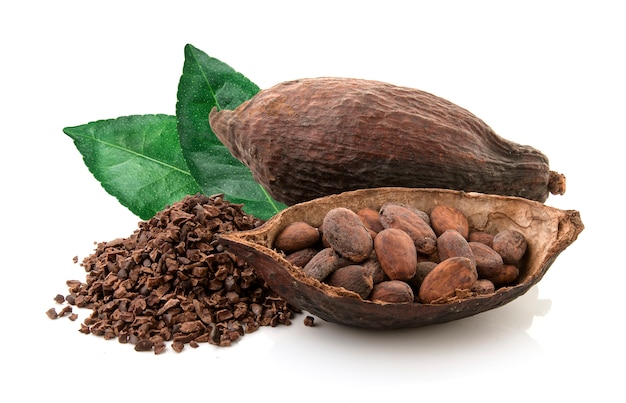 Photo cocoa pods and cocoa beans and cacao powder with leaves isolated on white background