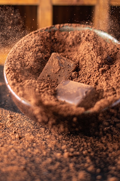 Foto cacao in polvere caramelle tartufi al cioccolato dessert naturale dolci spuntino sul tavolo copia spazio