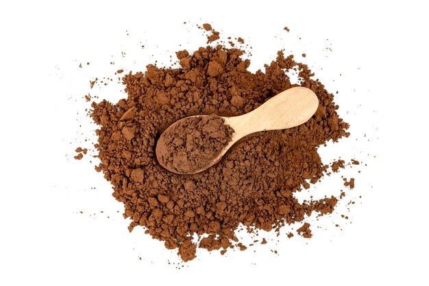 Какао-порошок с деревянной ложкой на белом фоне