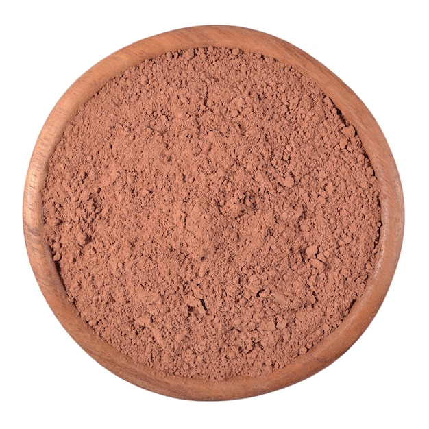 Photo cocoa powder in a wooden bowl on a white background