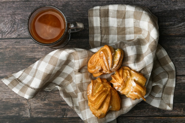 Какао с печеньем на деревянном. Чашка вкусного горячего какао и печенья. Квартира лежала.