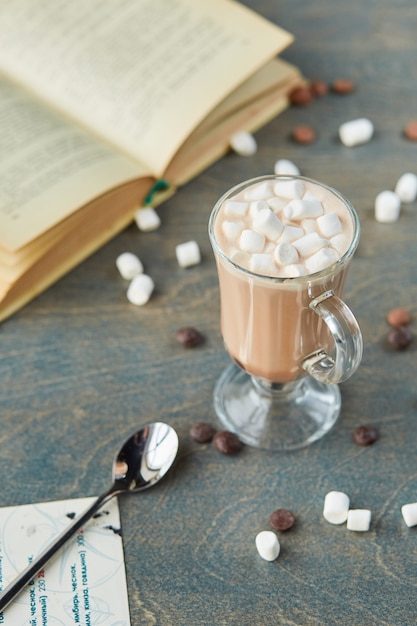 Foto cacao con marshmallow in tavola