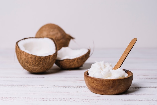 Foto olio di cocco in ciotola di legno