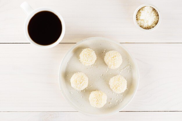 Coconut bejinho brigadeiro een traditionele Braziliaanse truffel op een tafel plat lag bovenaanzicht