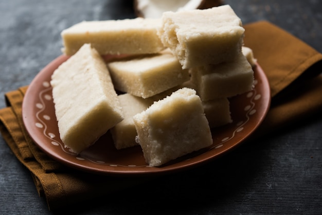 Coconut Burfi of Kopra Barfi Pak of Fresh Nariyal Fudge, selectieve focus