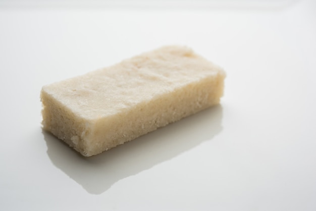 Coconut Burfi of Kopra Barfi Pak of Fresh Nariyal Fudge, selectieve focus